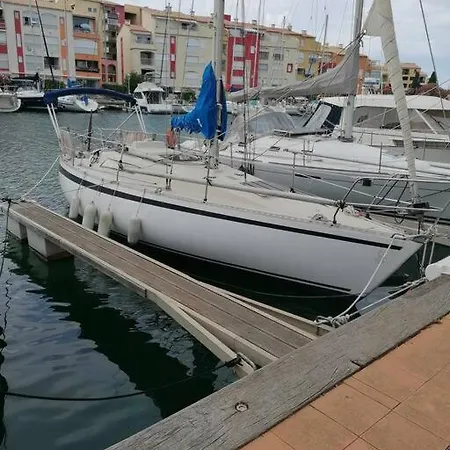 Botel Sur Un Bateau Agde