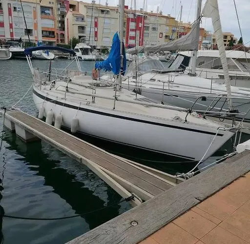 Botel Sur Un Bateau Agde